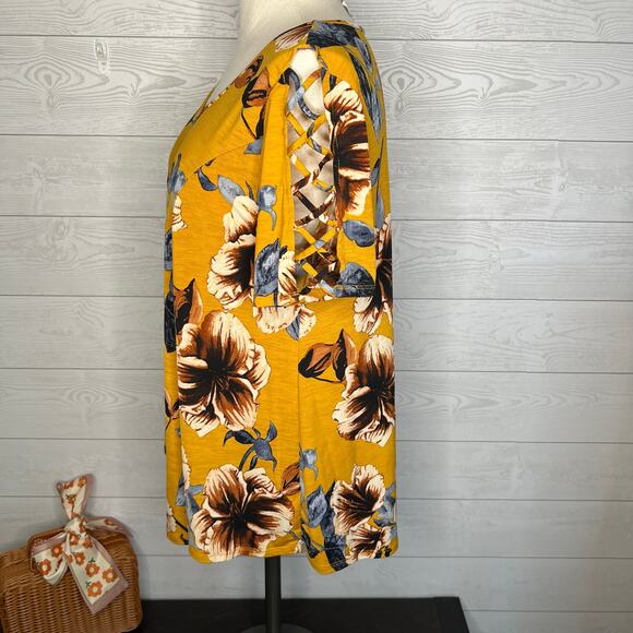 Naïf floral swing top with ladder accent short sleeves Size Large - Picture 2 of 6